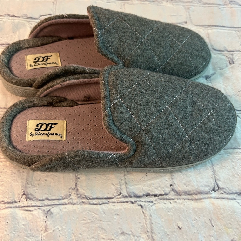 DEARFOAMS WOMENS GRAY QUILTED WITH MEMORY FOAM FOOTBED SIZE (7-8)